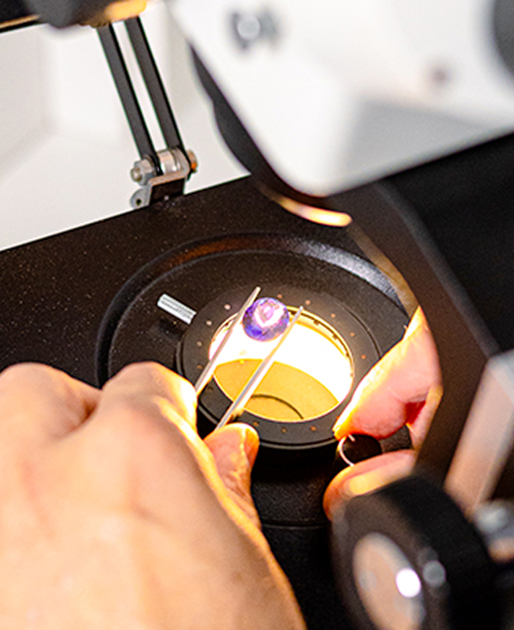 foto di gemma sotto la lente di ingrandimento